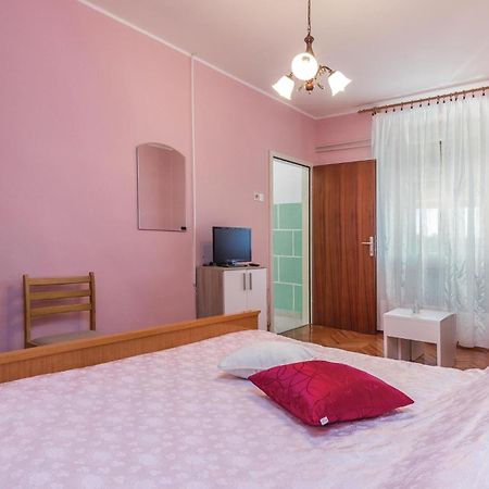Cozy Apartment In Pican With Kitchen المظهر الخارجي الصورة