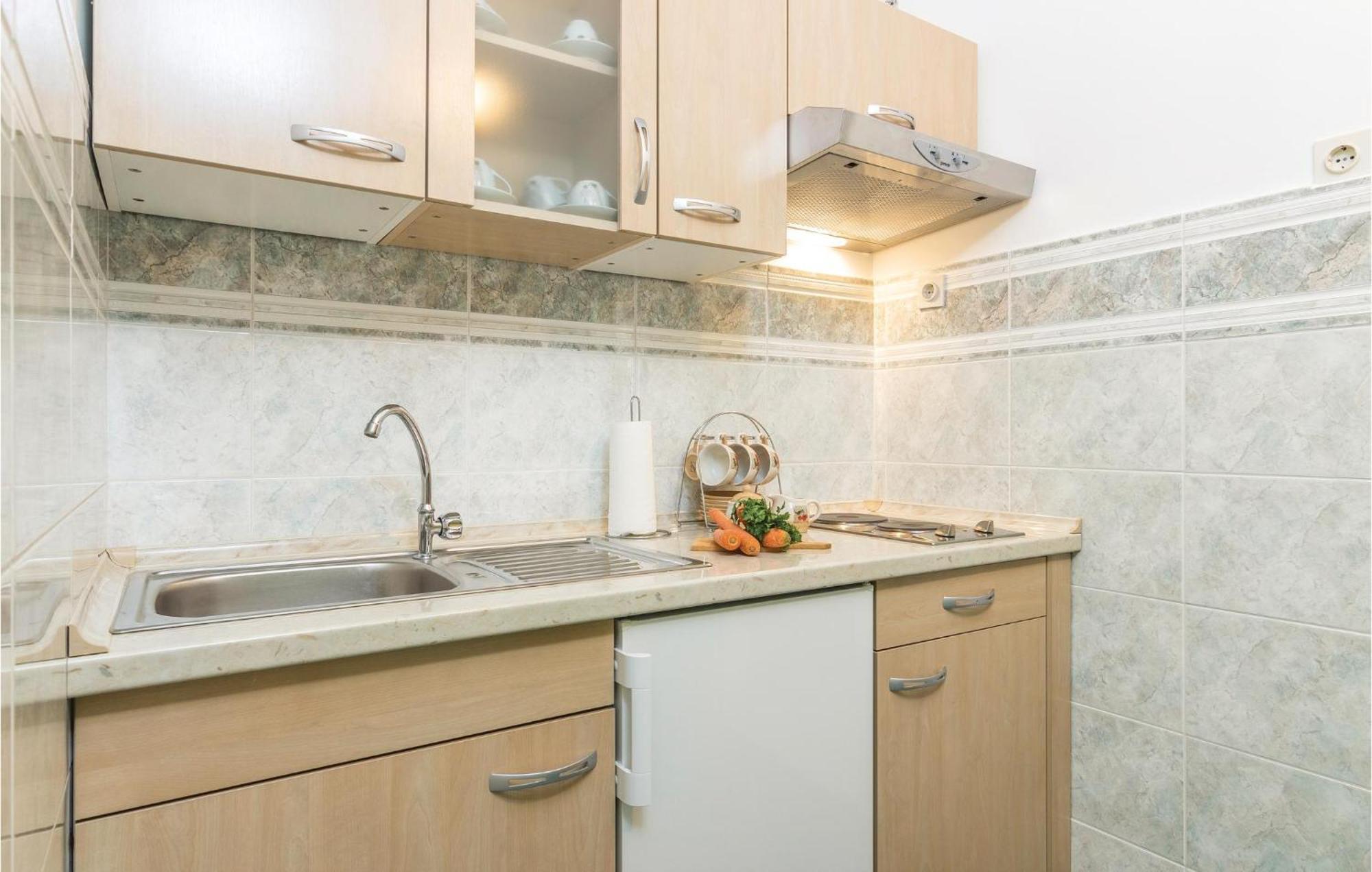 Cozy Apartment In Pican With Kitchen المظهر الخارجي الصورة