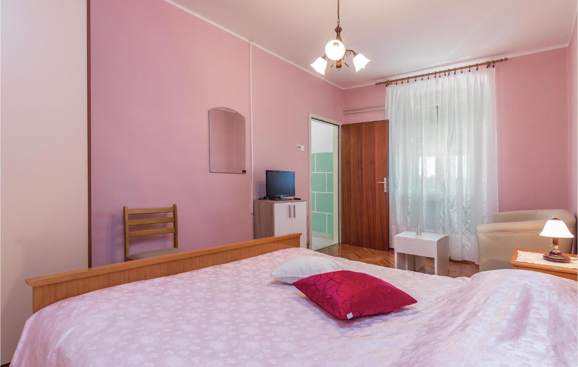 Cozy Apartment In Pican With Kitchen المظهر الخارجي الصورة